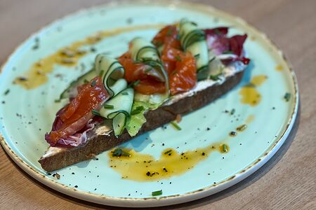 Брускетта с лососем