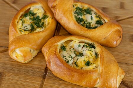 Пирожок с куриной грудкой и сыром