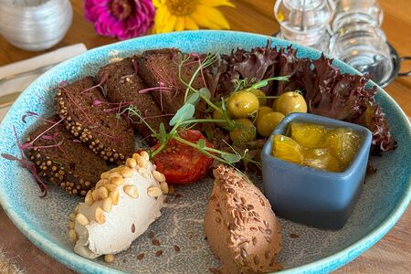 Ассорти паштетов с гренками