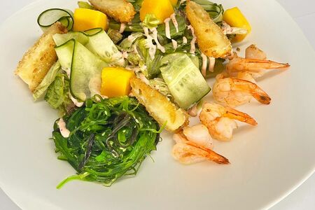 Салат с креветкой и манго