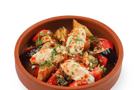 Салат с хрустящими баклажанами и сыром