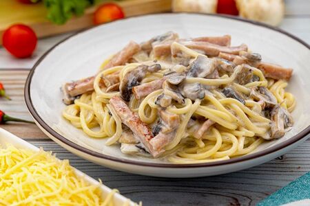 Паста с ветчиной и грибами в сливочном соусе