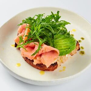 Брускетта с авокадо и лососем