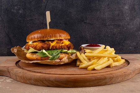 Чикен-бургер с фри и кетчупом 