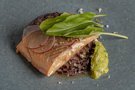 Филе горной форели с лисичками и зеленым горошком 