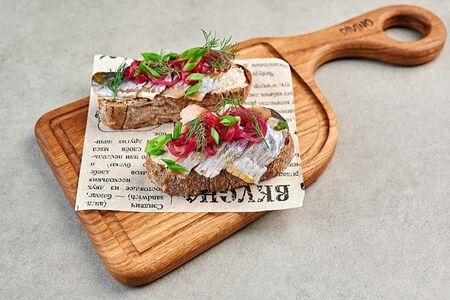 Брускетта со слабосоленой сельдью