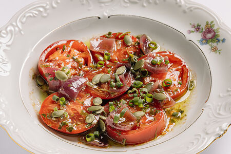 Помидоры с маринованным красным луком и ароматным маслом