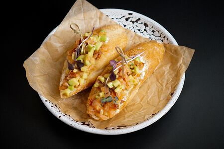 Брускетта с лососем 