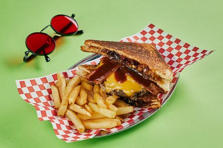 Беконатор Гриль-чизбургер с говяжьей котлетой и бекон-джемом