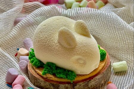 Зайка на лужайке