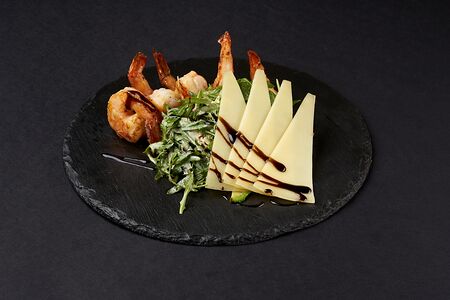 Салат из листьев рукколы с креветками и авокадо