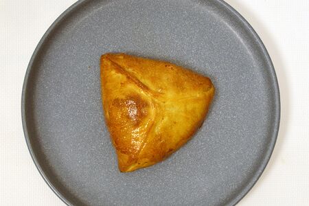 Пирожок с ветчиной и сыром