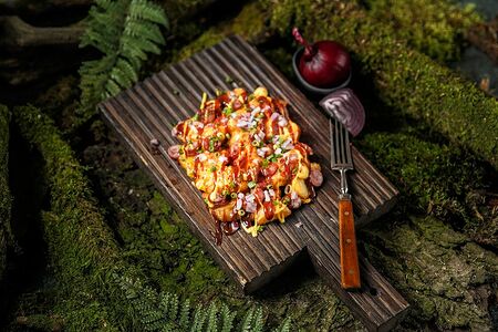 Фирменный картофель с колбасками