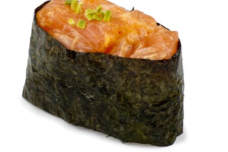 Гункан острым лососем