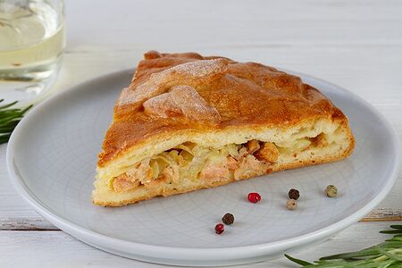 Рыбный пирог с семгой, рисом или картофелем
