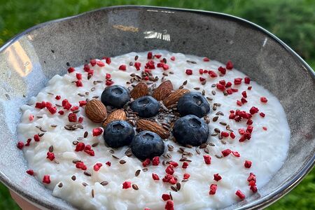 Рисовая каша с ягодами и орехами