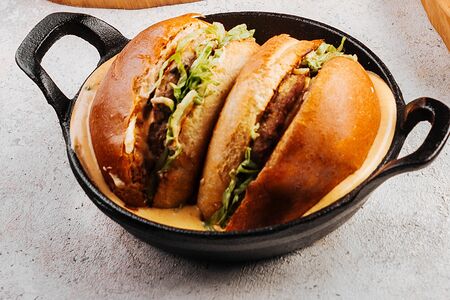 Бургер с говяжьей котлетой и халапеньо в сырном соусе