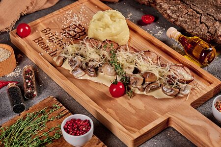 Медальоны из свиной вырезки с картофельным пюре и грибным соусом