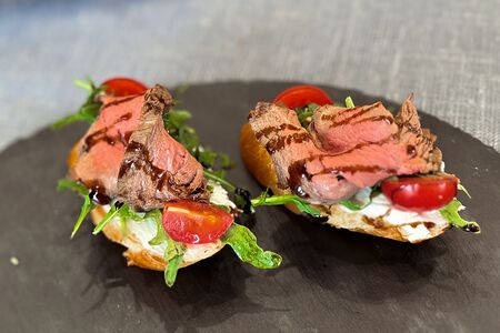 Брускетта с ростбифом