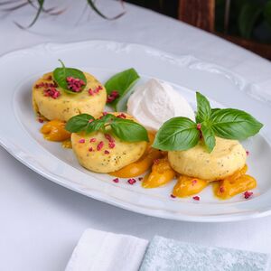 Сырники из рикотты с компоте из манго и маскарпоне