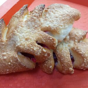 Булочка с малиной