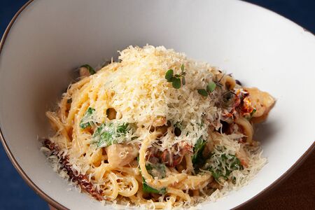 Паста с курицей и вялеными томатами