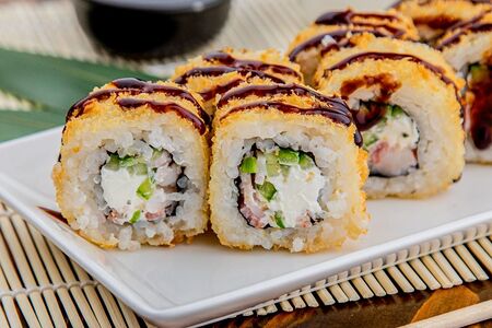 Горячий ролл с креветкой и беконом