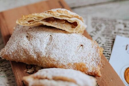 Слойка с курицей и зеленью