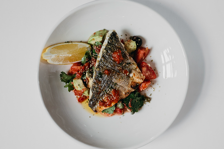 Филе сибаса с овощами