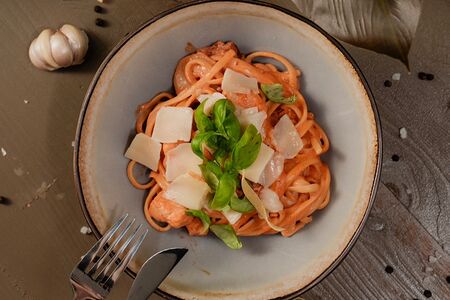 Тальятелле с креветками и вялеными томатами 