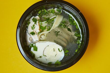 Куриный бульон с яйцом