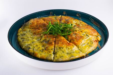 Лепешка сулугуни со свежей зеленью