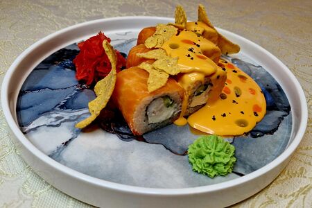 Ролл Филадельфия с соусом чеддер и начос