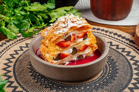 Мильфей с ягодами и малиновым соусом