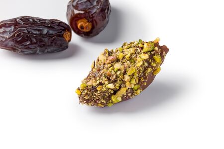 Финики с орехами в молочном шоколаде 