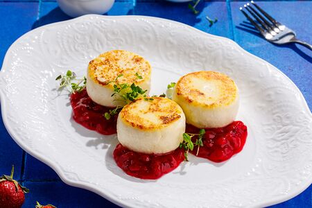 Сырники с вареньем из красной смородины