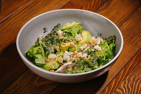 Зеленый кобб-салат с курицей и кешью 