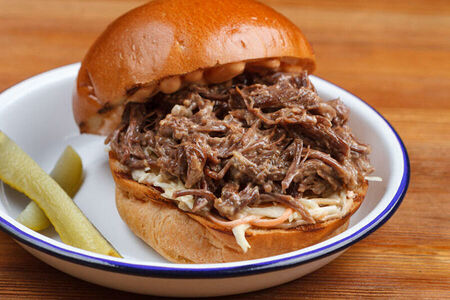 Бургер с рваным говяжьим мясом