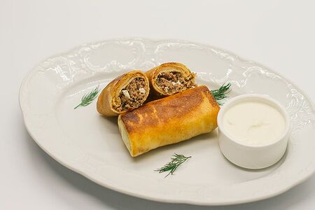 Блины с мясом и сметаной