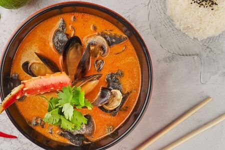 Том ям с крабом, мидиями и кальмаром 