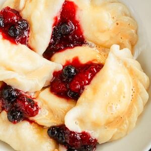 Вареники с домашним творогом и ягодным соусом