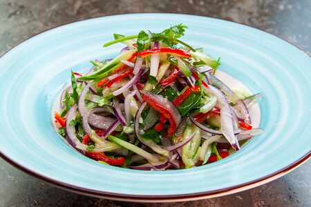 Салат из свежих овощей с фунчозой