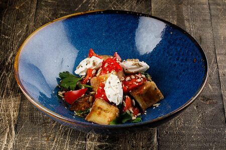 Салат с хрустящими баклажанами