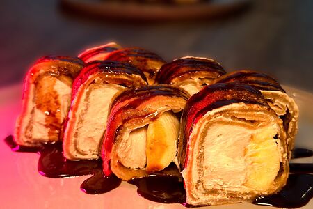 Сладкий ролл с шоколадным блинчиком и шоколадной пастой