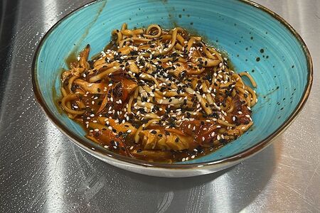 Удон с овощами и цыпленком 