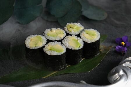 Суши с авокадо