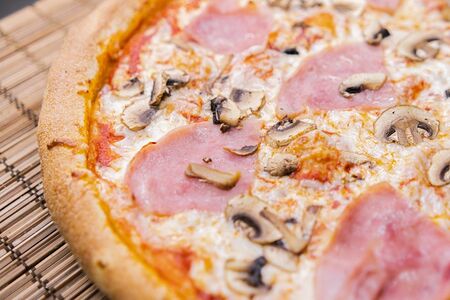 Ветчина и грибы средняя