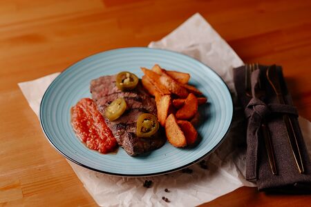 Фланк-стейк с картофелем и халапеньо