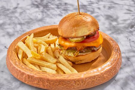 Бургер с карамелизированным луком и картофелем фри 