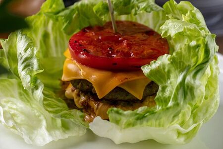 Бургер Фирменный в листьях салата